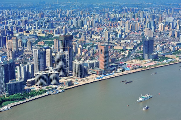 Vue aérienne de la ville de Shanghai avec une architecture urbaine sur la rivière et le ciel bleu dans la journée.