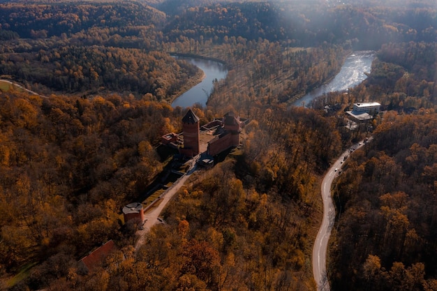 Vue aérienne de la ville de Sigulda en Lettonie pendant l'automne doré. Château médiéval au milieu de la forêt.