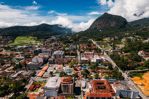 Photo vue aérienne de la ville de teresopolis dans la région montagneuse de rio de janeiro au brésil