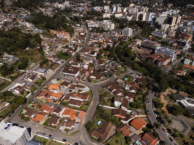 Vue aérienne de la ville de Teresopolis Montagnes et collines avec ciel bleu et de nombreuses maisons dans la région montagneuse de Rio de Janeiro Brésil Drone photo Araras Teresopolis Journée ensoleillée Lever du soleil