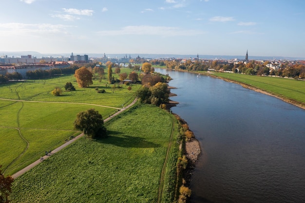 Photo vue aérienne de la ville touristique de meissen allemagne rivière de l'elbe château d'albrechtsburg destination touristique célèbre