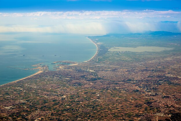 Vue aérienne de la ville de Valence et du lac d&#39;Albufera en Espagne