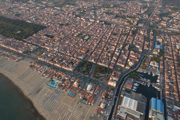 Photo vue aérienne de la ville de viareggio italie