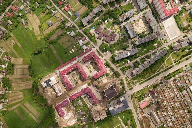 Vue aérienne de la ville ou de la ville avec des rangées de bâtiments et des rues sinueuses en été. Paysage urbain d'en haut.