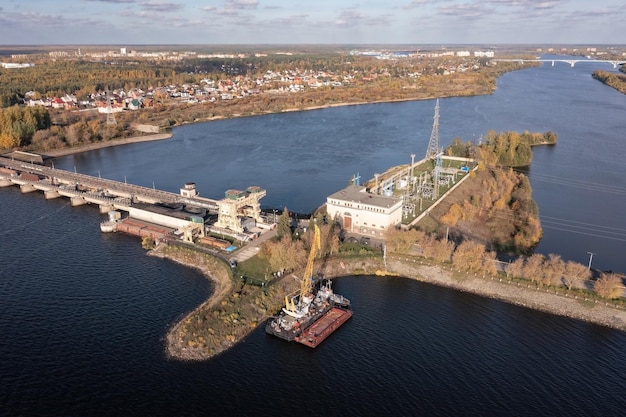 Vue aérienne de la ville sur la Volga avec barrage et centrale hydraulique en premier plan Dubna Russie