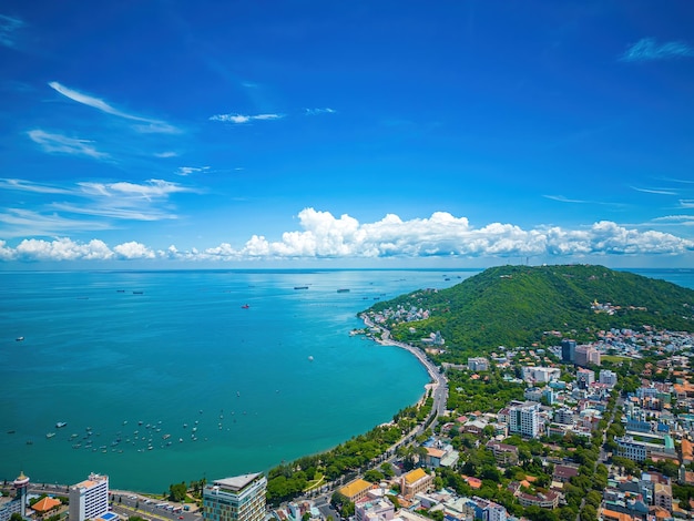 Vue aérienne de la ville de Vung Tau avec un beau coucher de soleil et tant de bateaux Vue panoramique côtière de Vung Tau d'en haut avec des vagues, des rues côtières, des cocotiers et la montagne Tao Phung au Vietnam