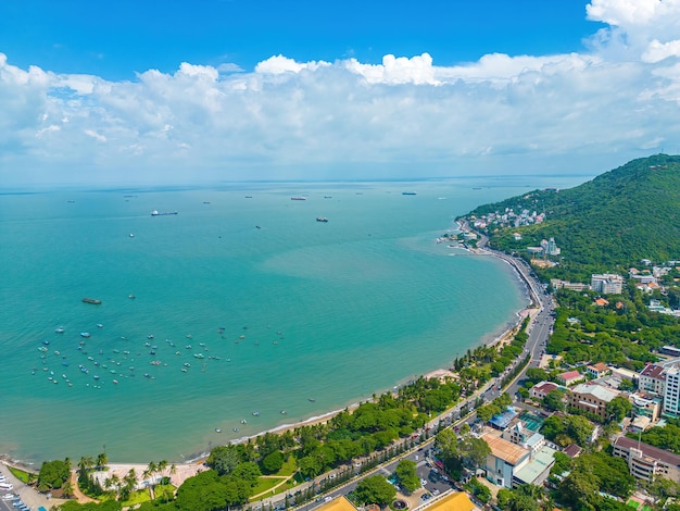 Vue aérienne de la ville de Vung Tau avec un beau coucher de soleil et tant de bateaux Vue panoramique côtière de Vung Tau d'en haut avec des vagues, des rues côtières, des cocotiers et la montagne Tao Phung au Vietnam