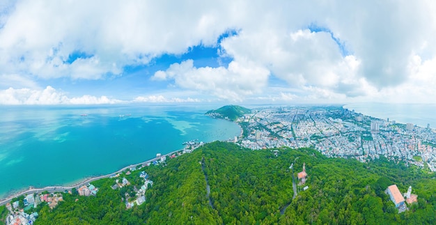 Vue aérienne de la ville de Vung Tau avec un beau coucher de soleil et tant de bateaux Vue panoramique côtière de Vung Tau d'en haut avec des vagues, des rues côtières, des cocotiers et la montagne Tao Phung au Vietnam