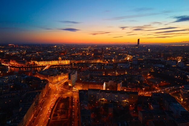 Vue aérienne de la ville de Wroclaw la nuit