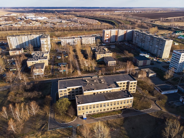 Vue aérienne d'une ville de Zarinsk dans le paysage d'été