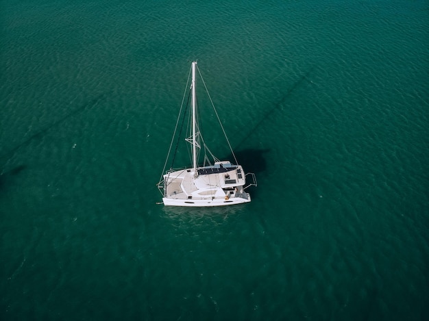 Vue aérienne d'un voilier dans l'eau turquoise de la mer d'Andaman. Phuket. Thaïlande