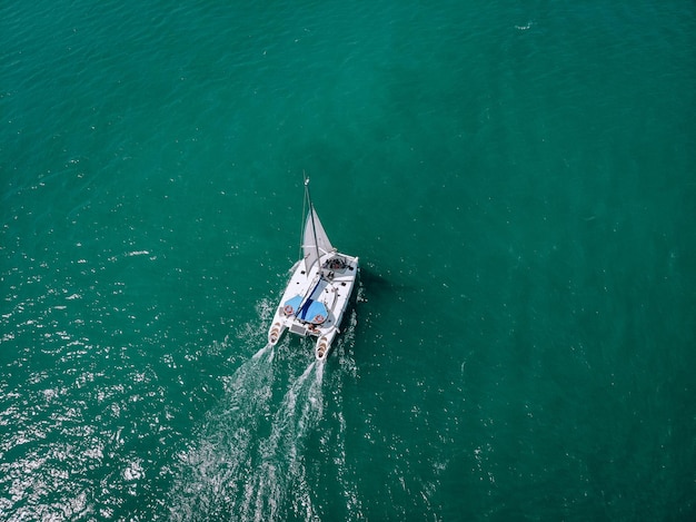 Vue aérienne d'un voilier dans l'eau turquoise de la mer d'Andaman. Phuket. Thaïlande