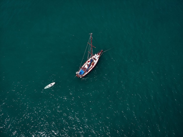 Vue aérienne d'un voilier avec kayak blanc dans l'eau turquoise de la mer d'Andaman. Phuket. Thaïlande