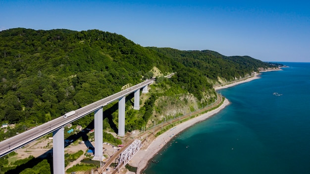 Vue aérienne de la voiture roulant le long de la route de montagne sinueuse à Sotchi, en Russie.