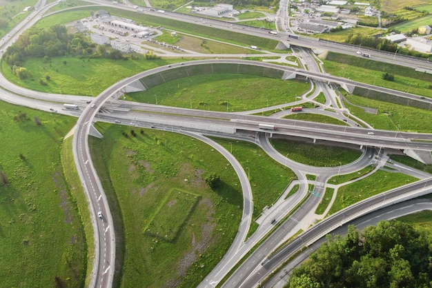 Vue aérienne des voitures circulant à l'intersection ronde de la ville, infrastructure de rond-point de transport