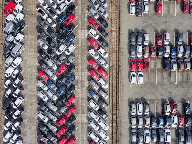 Vue aérienne des voitures dans le parking