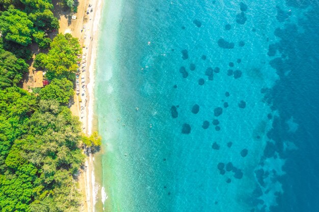 Vue aérienne à vol d'oiseau de la plage