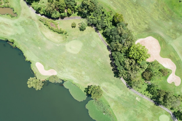 Vue aérienne de la vue aérienne d'un beau fairway de terrain de golf vert et d'une image verte de haut en bas pour l'arrière-plan sportif et l'arrière-plan de la nature de voyage Vue imprenable à Phuket en Thaïlande.