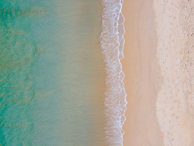 Vue aérienne vue de haut en bas Plage d'actualité en journée ensoleillée