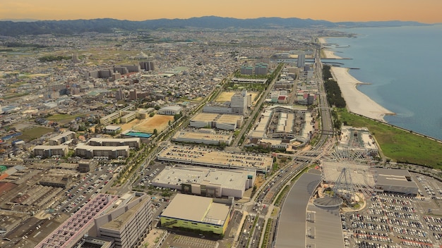 Vue aérienne ou vue d'oiseau des images de la région de la baie de Kansai Osaka au Japon comprennent de grands points de vente haut de gamme