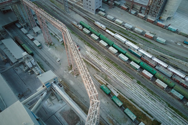 Vue aérienne de wagons de train de marchandises chargés de biens de construction à l'usine minière Transport ferroviaire de matières premières de production industrielle