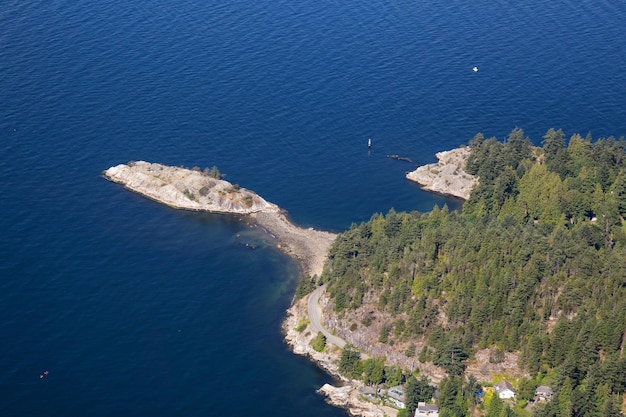 Vue aérienne de Whytecliff Park lors d'une journée d'été ensoleillée et animée