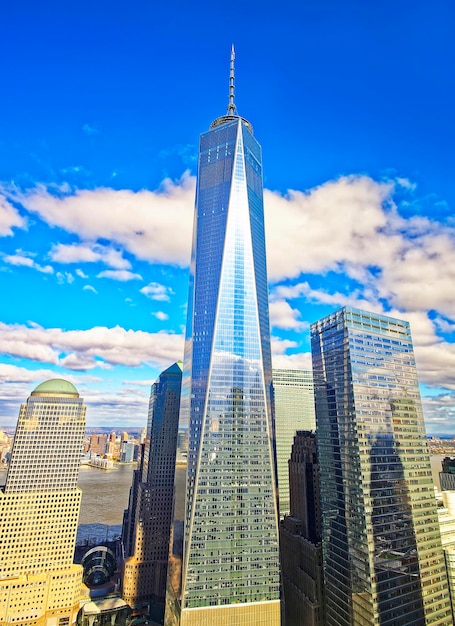 Vue aérienne sur le World Financial Center et la Freedom Tower dans le Lower Manhattan, aux États-Unis. Hudson River et Brooklyn en arrière-plan.