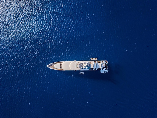 Vue aérienne sur yacht blanc en mer bleue