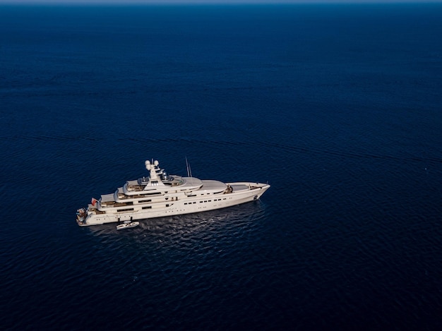 Vue aérienne sur yacht blanc en mer bleue