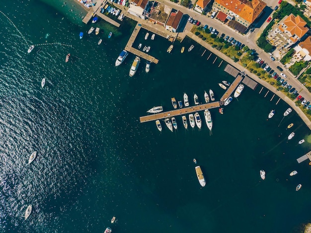 Vue aérienne des yachts dans les quais de la ville du monténégro