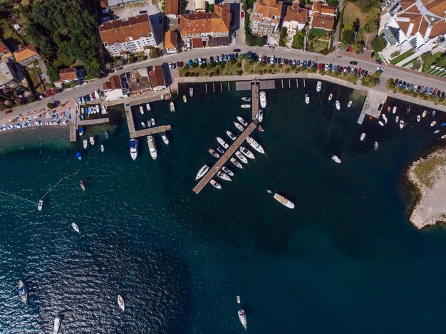Vue aérienne des yachts dans les quais de la ville du monténégro