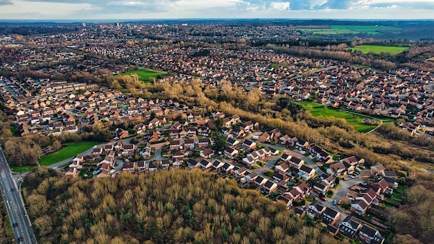 Vue aérienne d'une zone de banlieue avec des logements denses et des espaces verts sous un ciel nuageux à Harrogate North Yorkshire