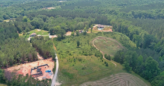 Vue aérienne de la zone de construction construisant une maison au milieu de la forêt