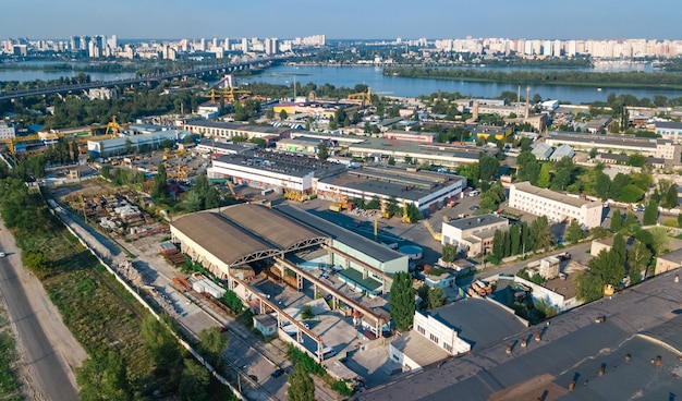 Vue aérienne de la zone du parc industriel d'en haut, cheminées d'usines et entrepôts, quartier de l'industrie à Kiev (Kiev), Ukraine