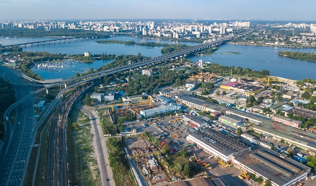 Vue aérienne de la zone du parc industriel d'en haut, cheminées d'usines et entrepôts, quartier industriel de Kiev