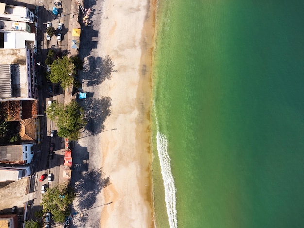 Vue aérienne de la zone ouest de Barra de Guaratiba à Rio de Janeiro Brésil À côté de la plage de Marambaia Grandes collines autour Journée ensoleillée à l'aube Plage à l'eau claire Plage de Barra de Guaratiba Photo de drone