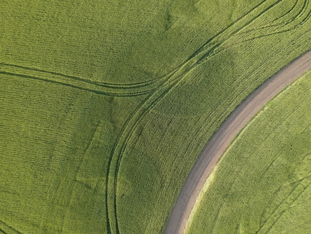 Vue aérienne d'une zone rurale verte avec route