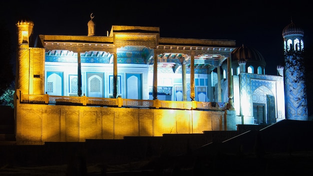 Vue sur Afrosiab pendant la nuit. Architecture ancienne de l'Asie centrale