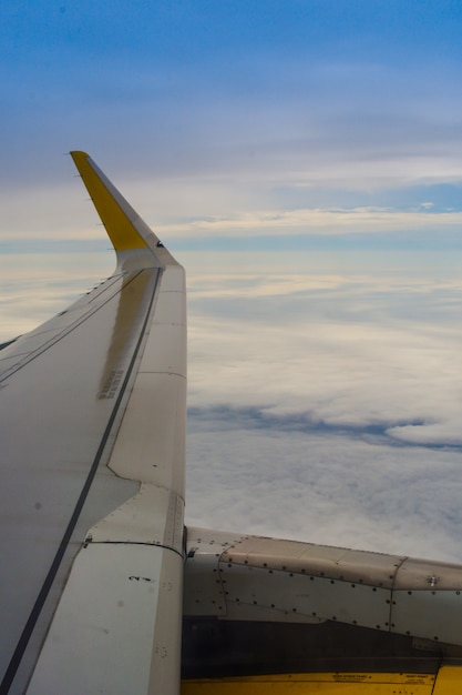 Vue de l&#39;aile d&#39;un avion commercial.