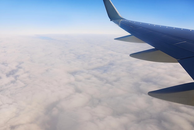 Vue sur l'aile de l'avion dans le ciel Concept de voyage et de transport