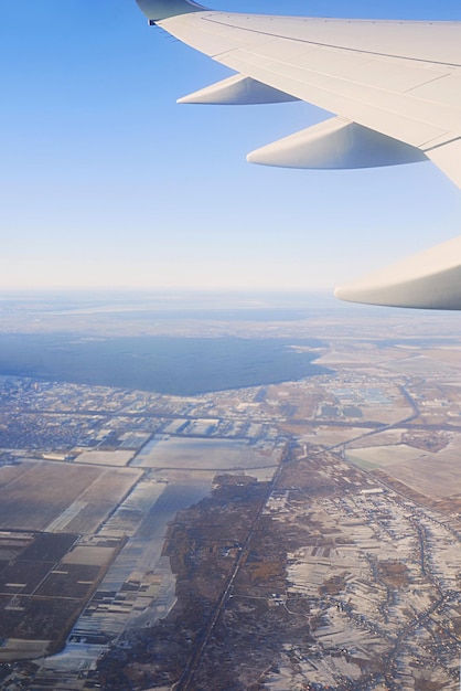 Vue sur l'aile de l'avion dans le ciel et la mer