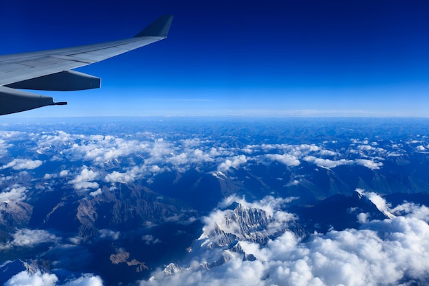 Vue d'aile d'avion avec l'himalaya