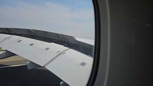 Vue de l'aile d'un avion par la fenêtre