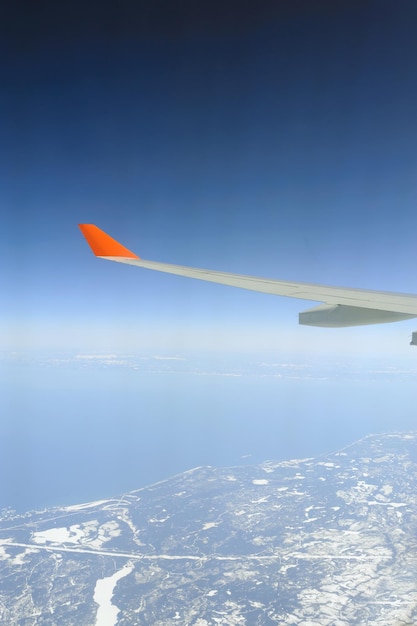 Vue de l'aile de l'avion à réaction avec le ciel et la terre