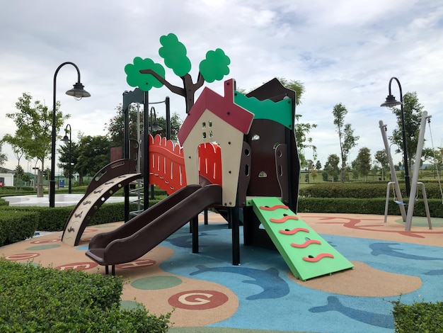 Vue sur l'aire de jeux pour enfants du parc