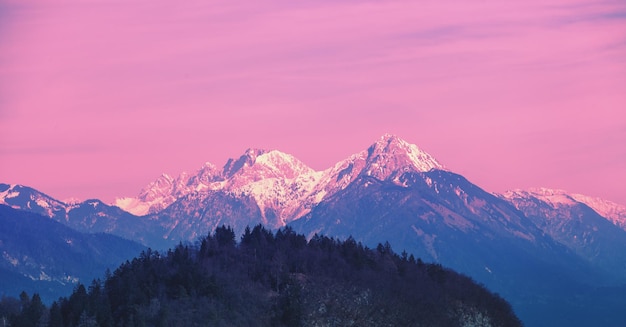 Vue sur les Alpes à Kranjska Gora au lever du soleil Les sommets des montagnes sont couverts de neige Parc national du Triglav Slovénie