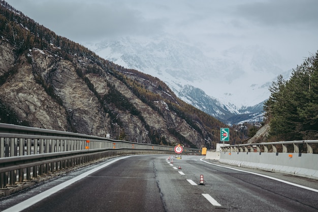 Vue sur les Alpes le long de la route du tunnel de Fréjus