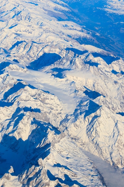 Vue des Alpes suisses couvertes de neige depuis un avion