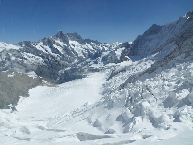 Une vue sur les Alpes suisses du haut du monde