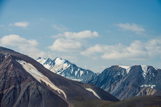 Vue alpine atmosphérique à la grande montagne avec des sommets enneigés.